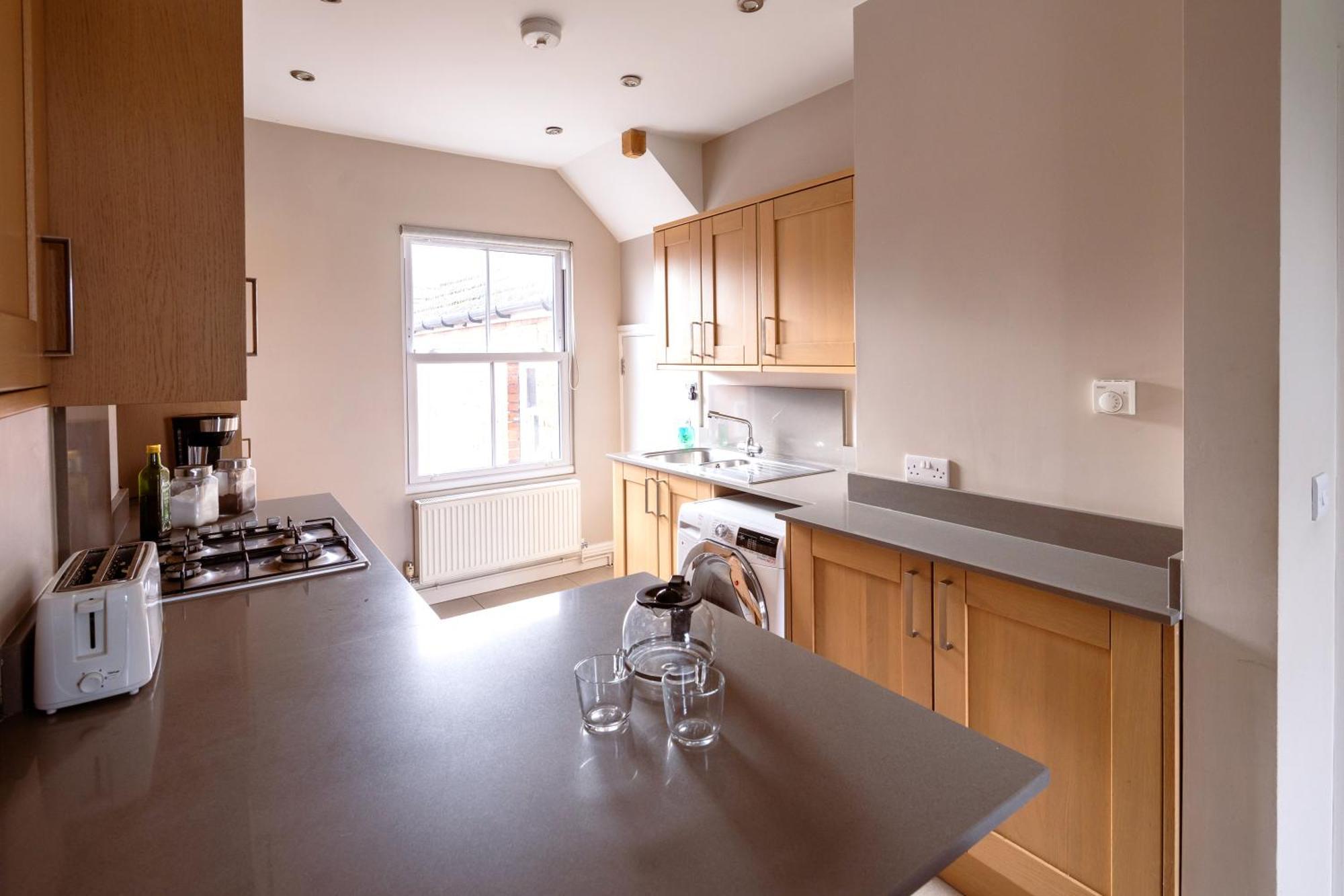 Family Home In Central Guildford With Parking Exterior foto
