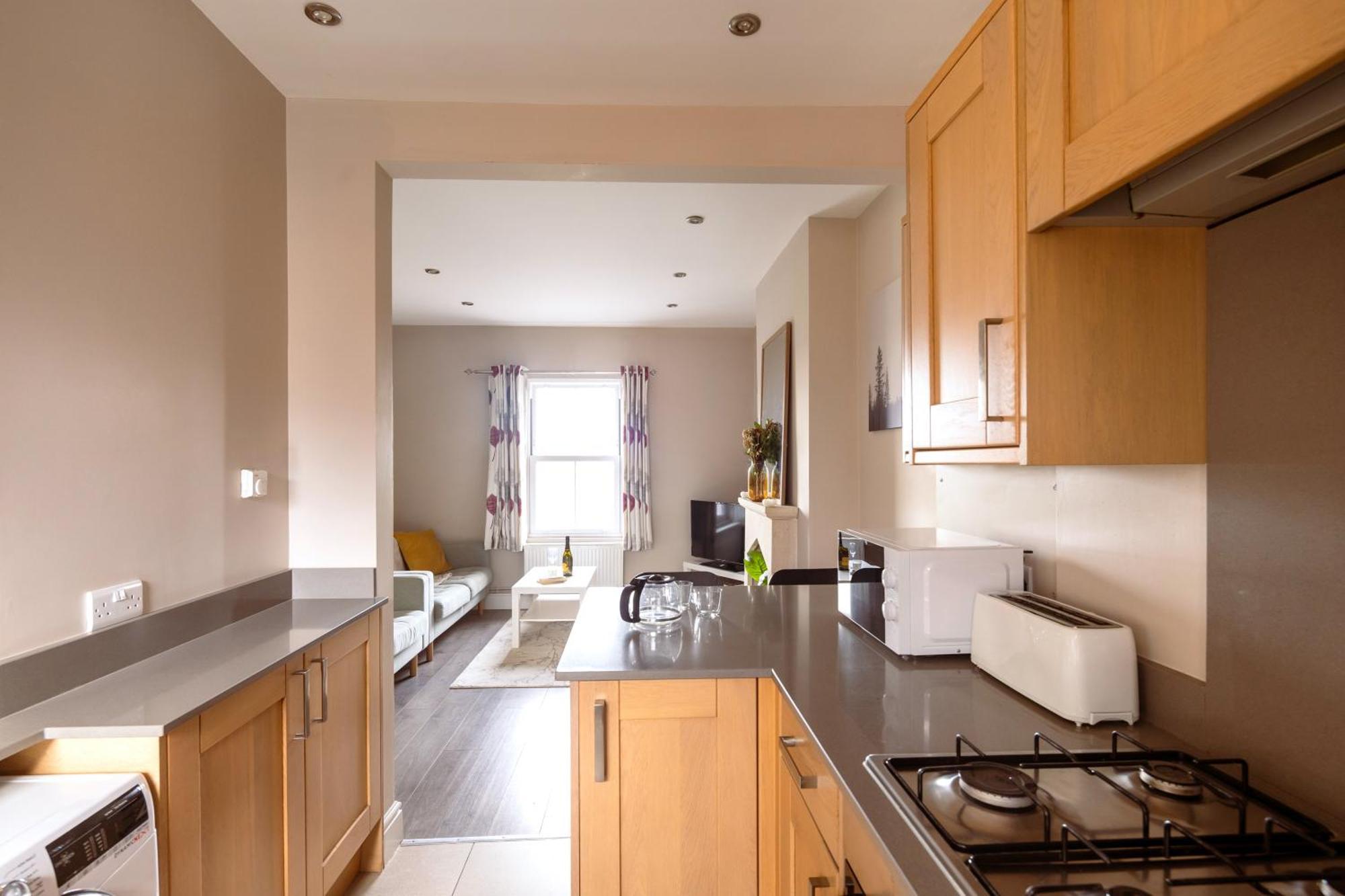 Family Home In Central Guildford With Parking Exterior foto